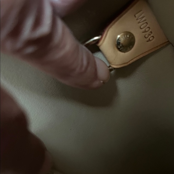 100% Authentic
Louis Vuitton Gold and Tan Houston Vernis - Picture 9 of 14